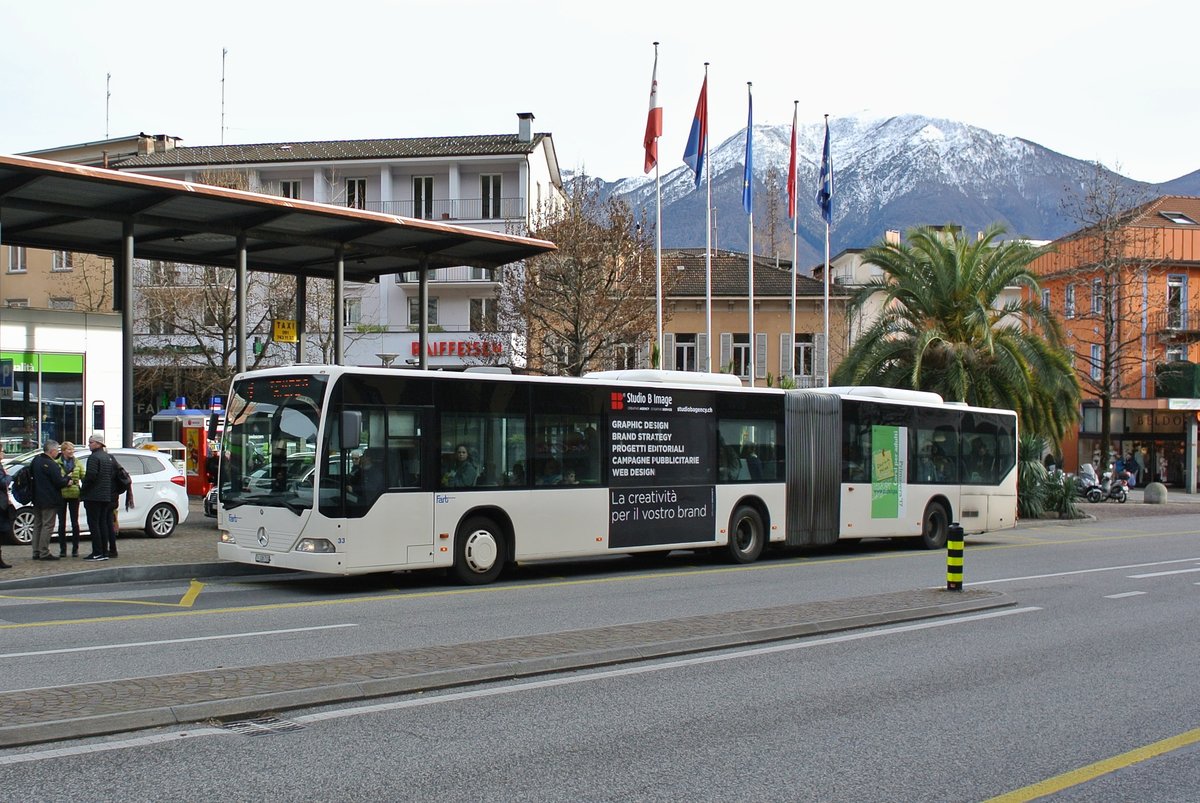 Der Fart Citaro I G Nr. 33, ex. TPL Lugano, hat seine Vollwerbung verloren. Im Bild ist der Wagen auf der Linie 1 beim Bahnhof Locarno, 08.03.2017.