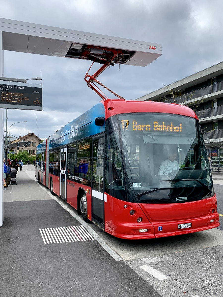 Der HESS Electro Bus 201 am 15.5.19 am Batterie aufladen bei der Endhaltestelle Köniz Weiermatt.
