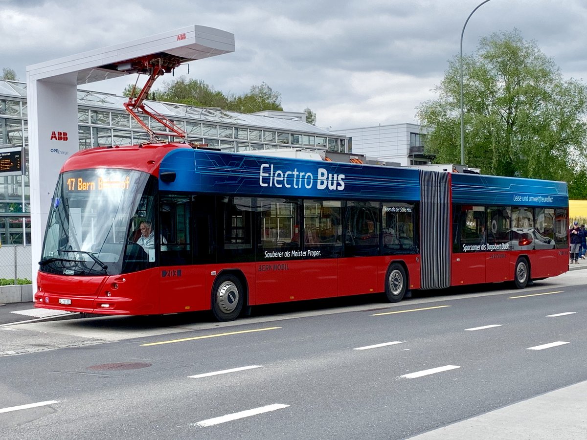 Der HESS Electro Bus 203 von Bernmobil am 15.5.19 bei der Endhaltestelle Köniz Weiermatt am wieder Aufladen.