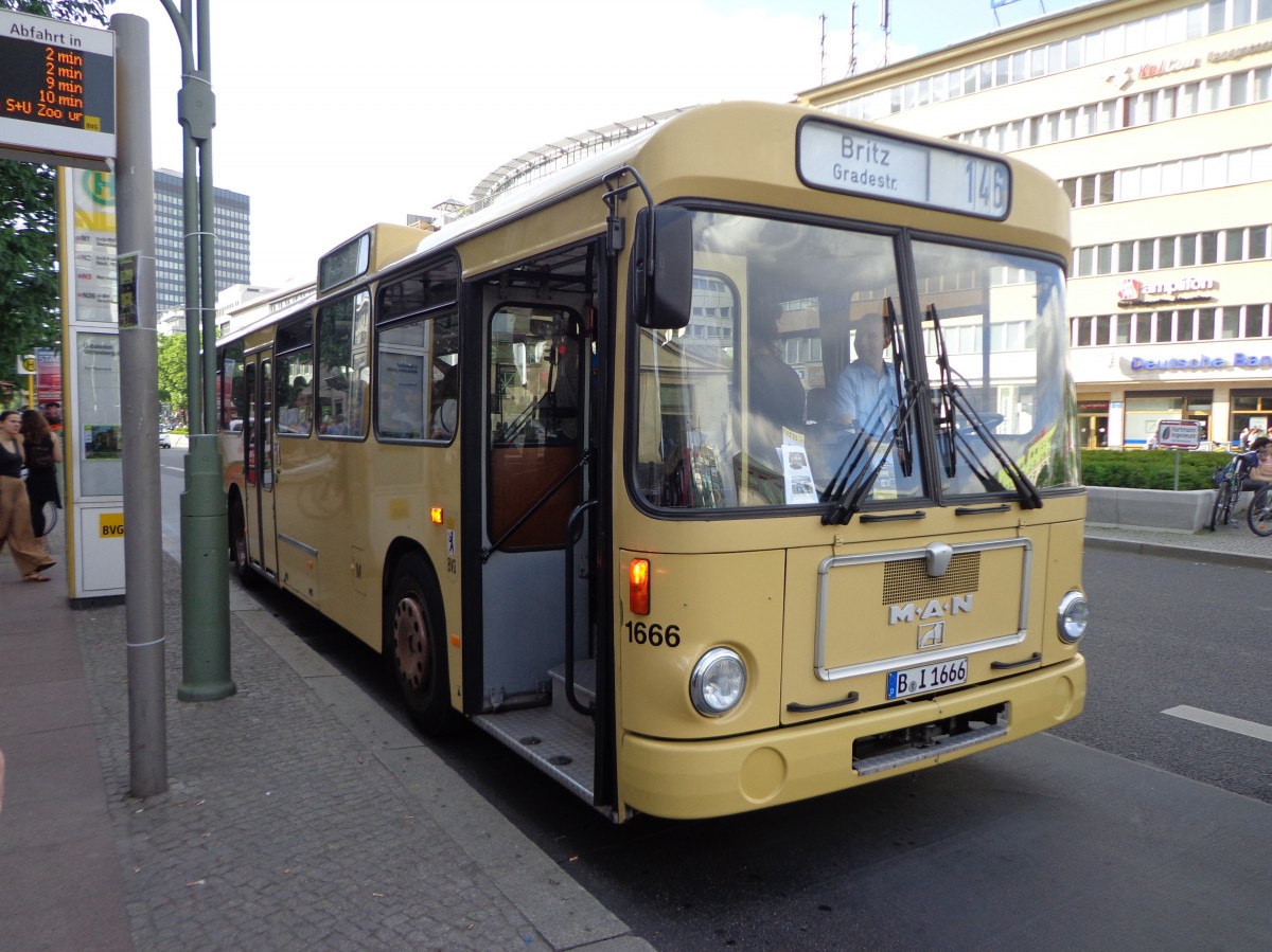 Der historische BVG Wagen 1666 vom Typ MAN E2H 85 Baujahr 1985 am 24.05.14 auf der ehemaligen Linie 73 (heute M46) nach Britz,Gradestr.,am Wittenbergplatz