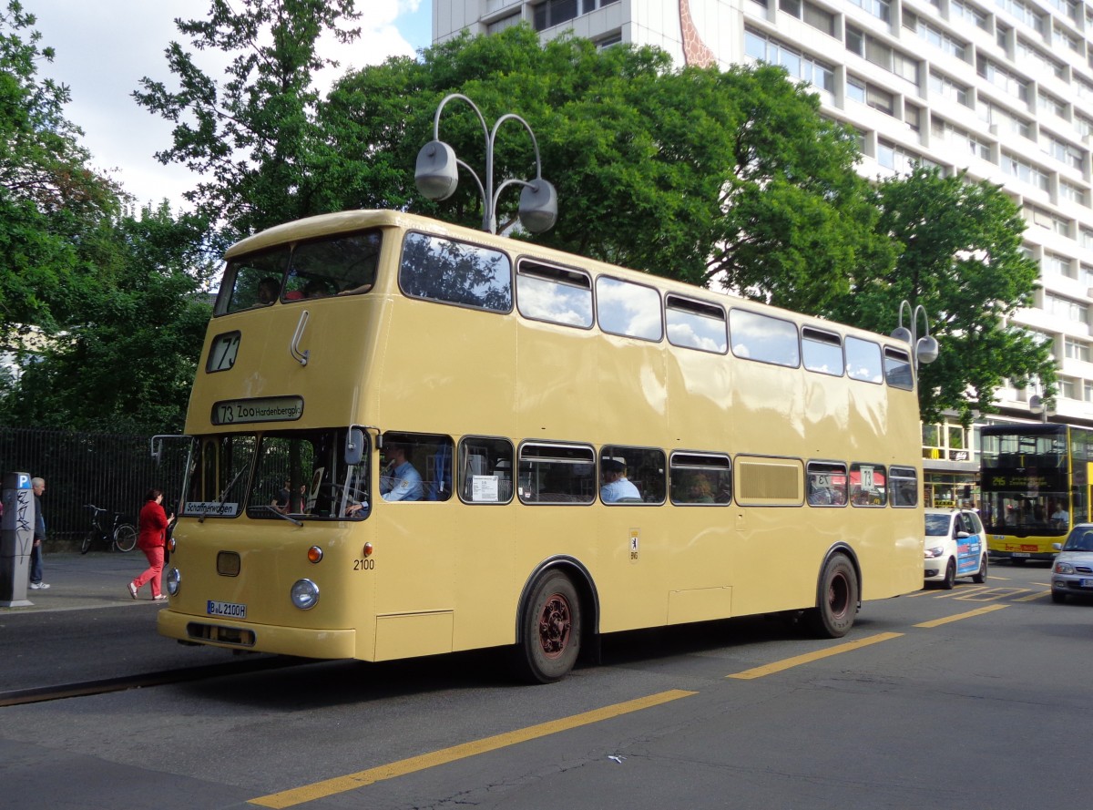 Der historische BVG Wagen 2100 vom Typ Büssing DES 68 Baujahr 1969 am 24.05.14 auf der ehemaligen Linie 73 (heute M46) am Bahnhof Zoo