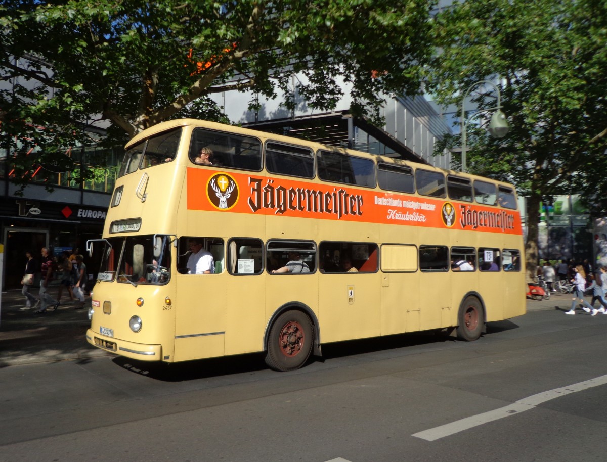 Der historische BVG Wagen 2437 vom Typ Büssing DE 72 Baujahr 1973 am 24.05.14 auf der ehemaligen Linie 73 (heute M46) nach Bahnhof Zoo, hier am Europa-Center