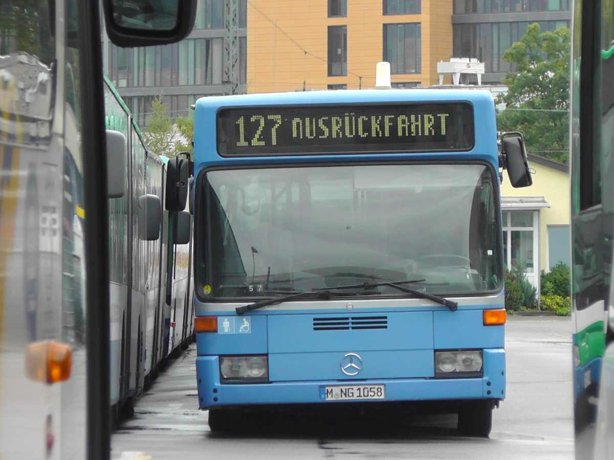 Der letzte O405GN2 in der Lackierung des MVG's gehört dem Unternehmen Watzinger in München. 
Dieses Reservefahrzeug stand am 28.7.12 im Betriebshof der MVG. Das Bild wurde durch einen Zaun und 2 Reisebusse geschossen. 