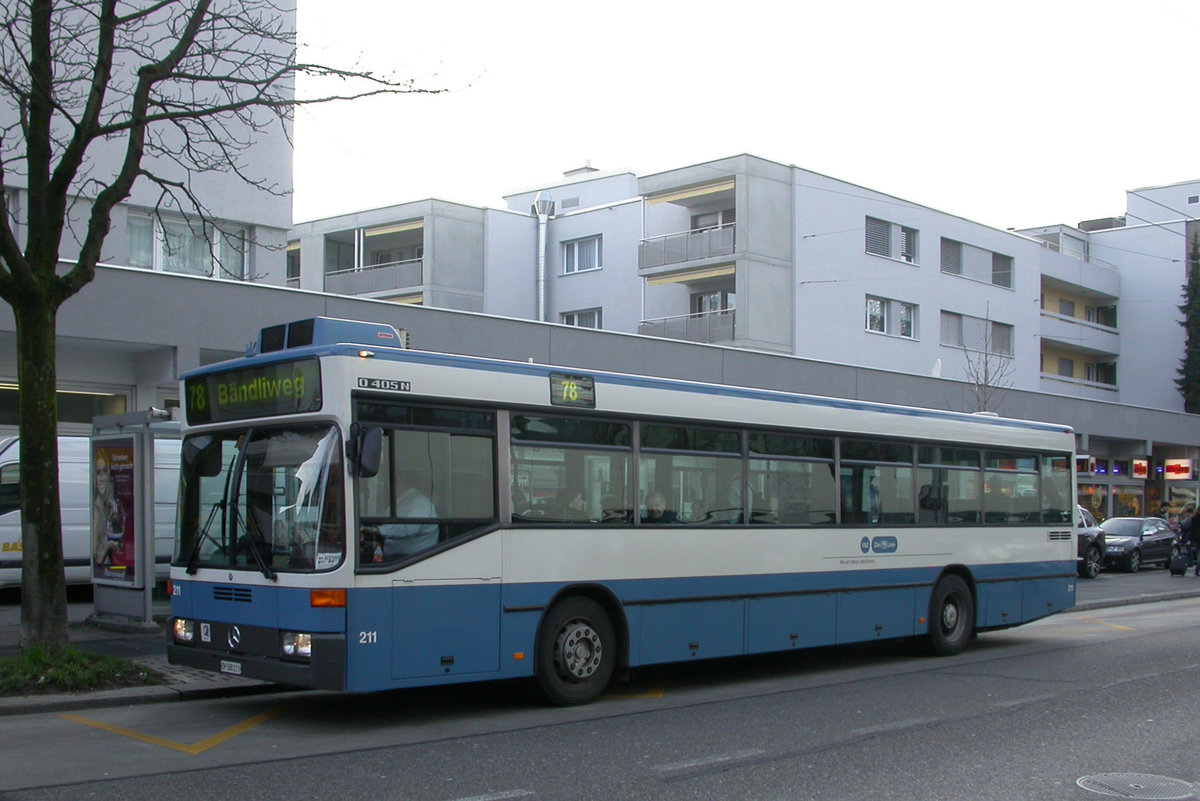 Der Letzte seiner Art in Zürich: O405N 211 am Bhf. Altstetten am 02.12.2009.
