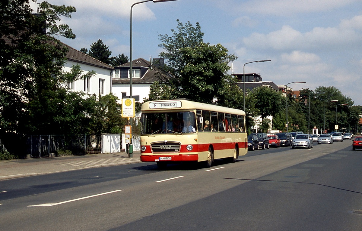 Der MAN 750 HO M 11 8921 der Rheinbahn ist im Rahmen einer Sonderfahrt im Mai 2008 auf der Hildener Straße in Düsselorf-Benrath unterwegs