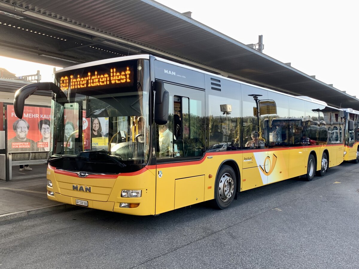 Der MAN Lions City 3-Achser '10166'  GR 106 166  vom PU DünserBus, Trimmis (Einsatz für Regie Aeschi) am 9.10.23 auf dem Bahnhofplatz Spiez.