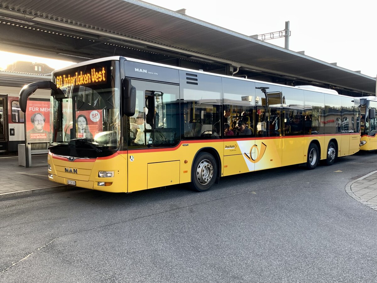 Der MAN Lions City 3-Achser '10166'  GR 106 166  vom PU DünserBus, Trimmis (Einsatz für Regie Aeschi) am 9.10.23 auf dem Bahnhofplatz Spiez.