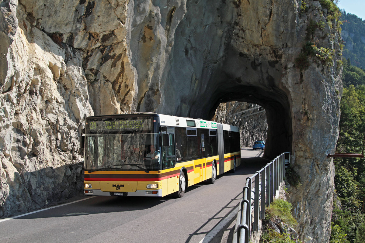 Der MAN NG 363 Nr. 89 der STI durchfährt am 4. August 2014 einen der fünf Tunnel auf der Strecke zwischen Interlaken und der Beatenbucht. Dieses 2002 gebaute Fahrzeug wurde kurz darauf ausgemustert.