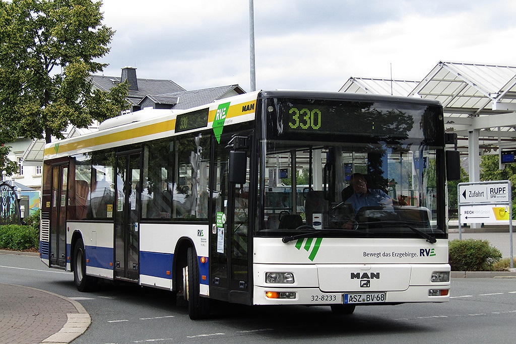 Der MAN NL313 #32-8233 auf der Linie 330 in Schwarzenberg. (6. Juli 2020)