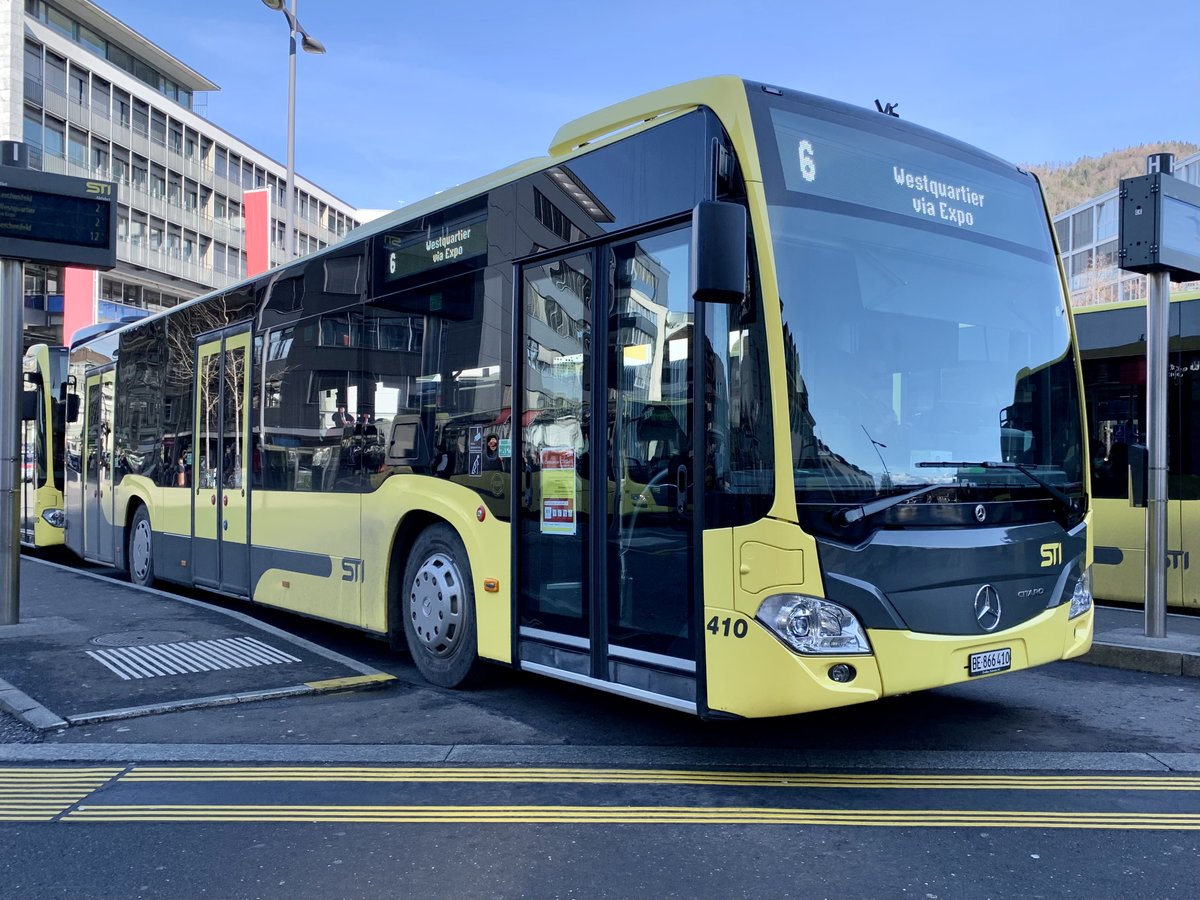 Der MB C2 hybrid 410 der STI am 17.2.21 beim Bahnhof Thun.