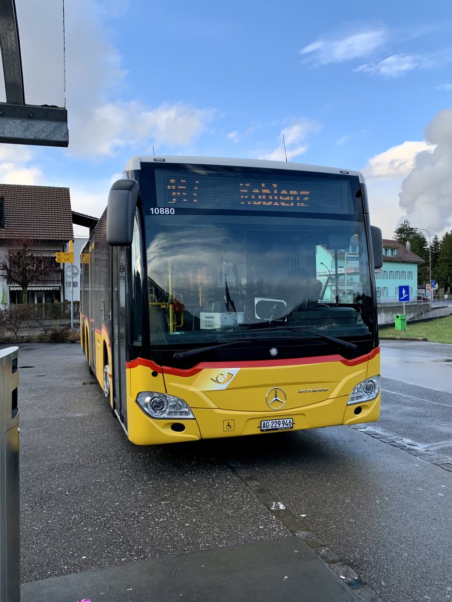 Der MB C2 K '10880' vom PU Erne Bus AG, Full am 15.3.21 bei der Haltestelle Leibstadt Milchhüsli.