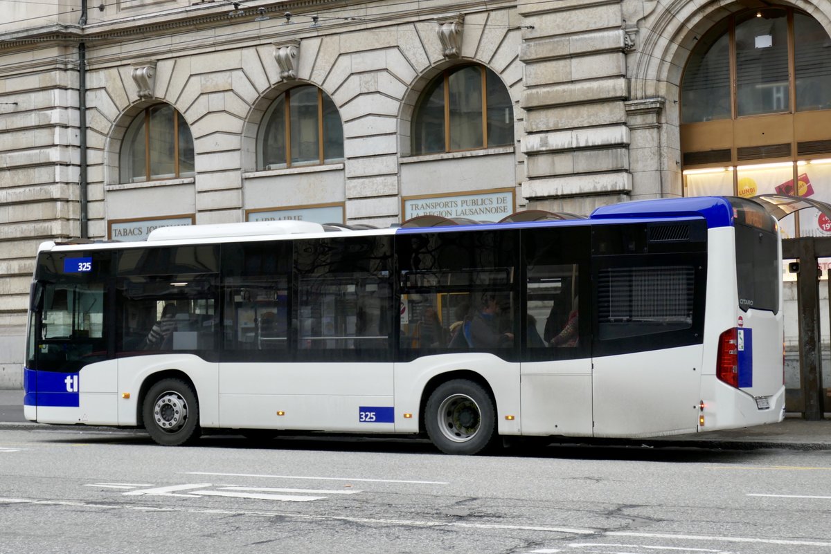 Der MB C2 K 325 der TL Lausanne steht am 10.2.19 an der Haltestelle St-Francois.