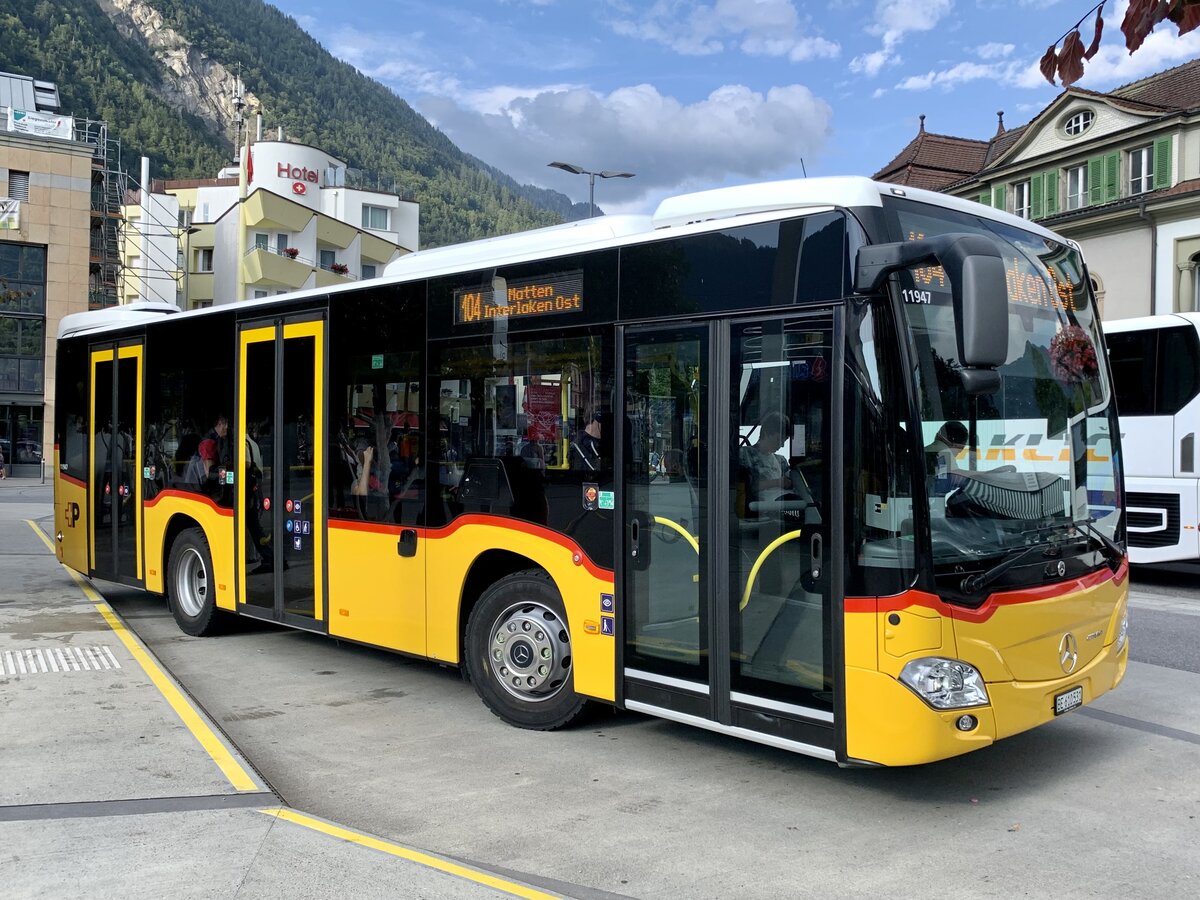 Der MB C2 K hybrid '11947' der PostAuto Regie Interlaken am 16.8.23 bei der Abfahrt in Interlaken West.