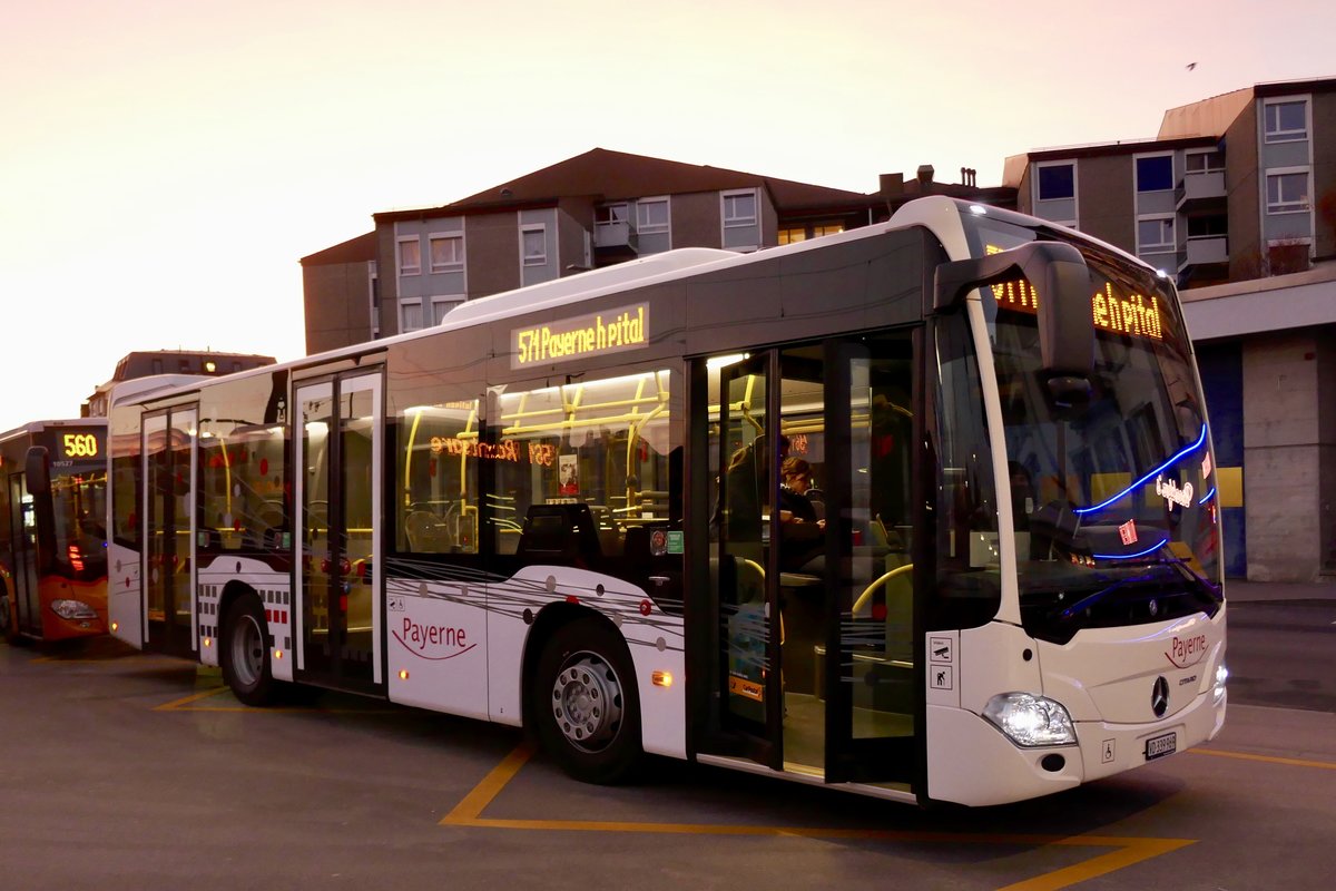 Der MB C2 K vom Ortsbus Payerne steht am 13.2.19 beim Bahnhof Payerne.