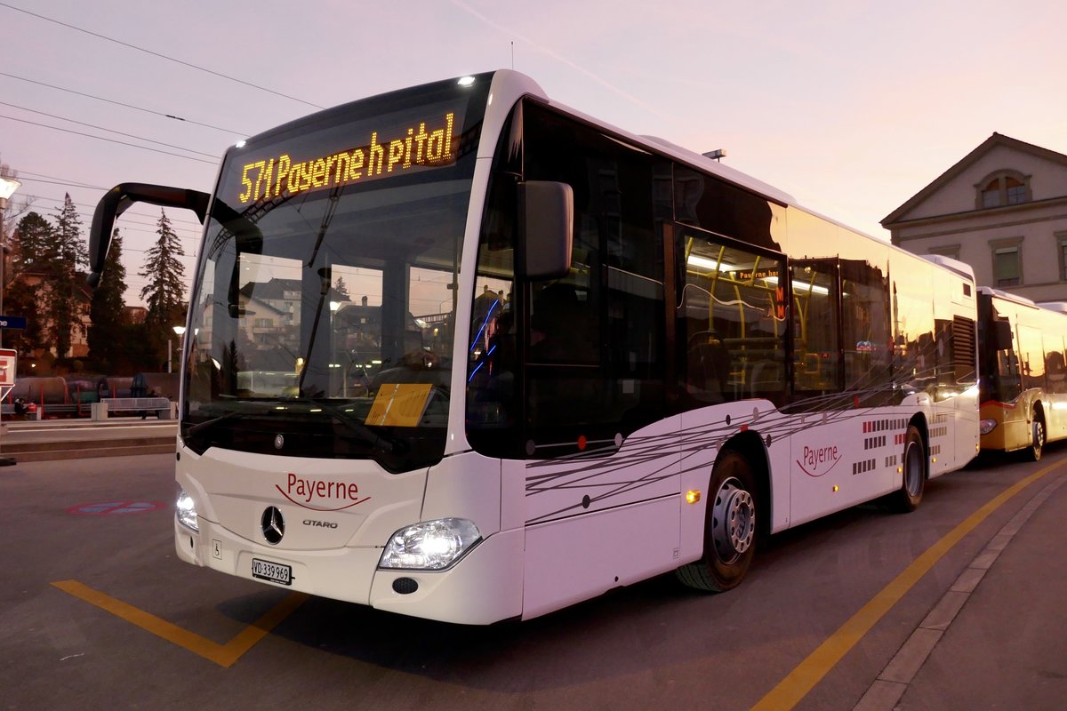 Der MB C2 K vom Ortsbus Payerne steht am 13.2.19 beim Bahnhof Payerne.