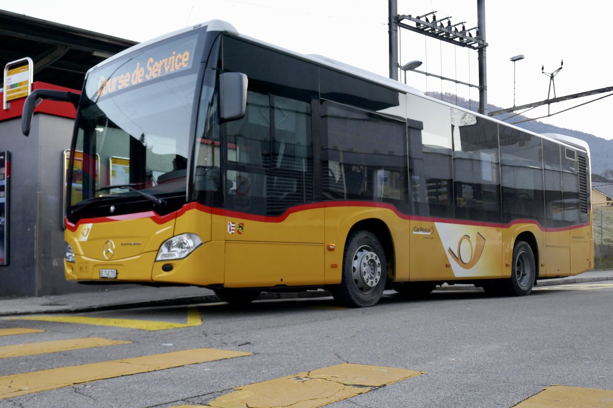 Der MB C2 K vom PU Tobler, Rebeuvelier der am 15.2.19 vor dem Bahnhof Moutier steht.