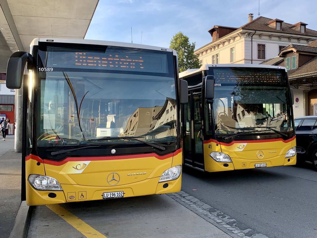 Der MB C2 Nr. 29 '10589' vom PU Eurobus Häfliger, Sursee mit dem MB C2 Nr. 41 '10958' vom PU SB-Trans GmbH, Sursee am 13.9.21 beim Bahnhof Sursee.