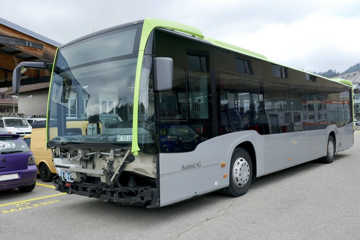 Der MB C2 Ü 110 der Busland AG am 6.5.20 bei einer Carrosserie in Langnau parkiert.