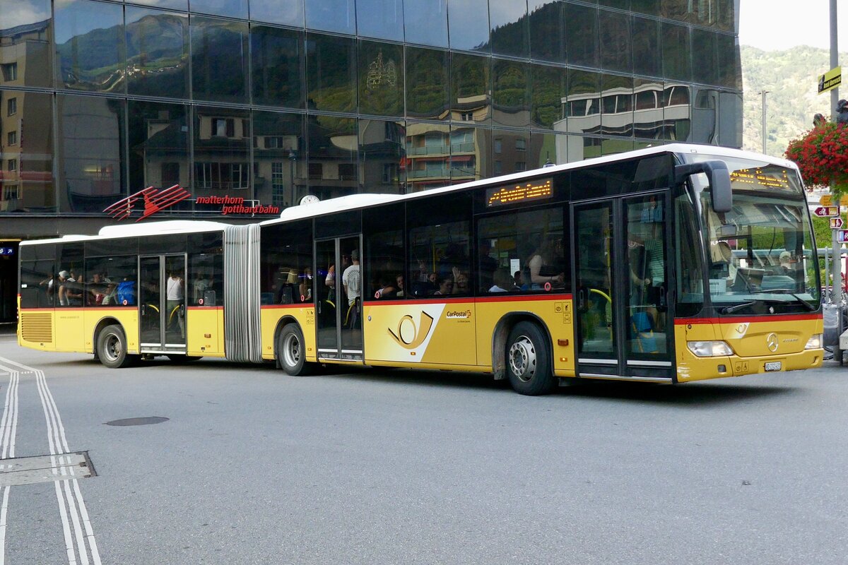 Der MB Citaro Facelift G '5498'  VD 232 431  PostAutp Regie Gland als Extrabus zum OpenAir Gampel am 17.8.23 auf dem Bahnhofpalatz Visp.