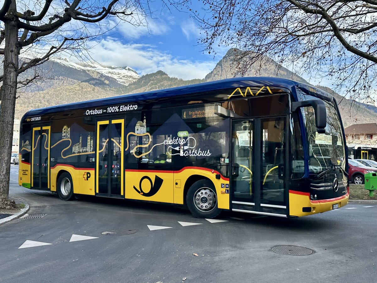Der MB eCitaro '12194'  VS 581 437  vom Ortsbus Brig-Glis am 20.12.25 nach der Abfahrt beim Zirkusplatz in Brig.