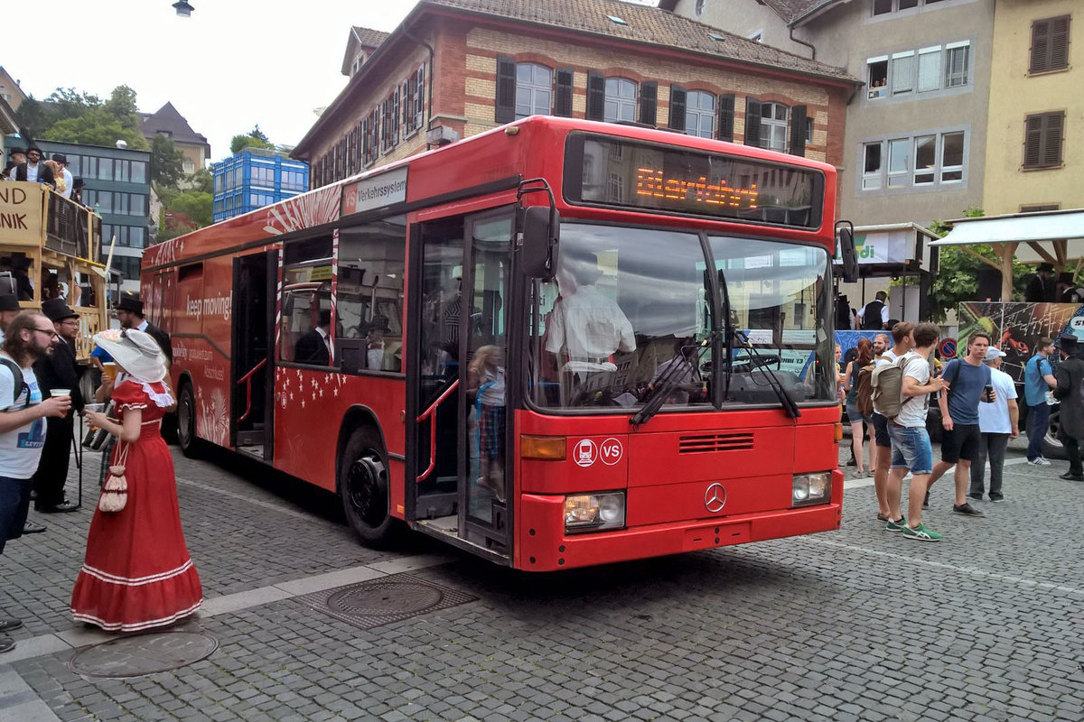 Der Mercedes-Benz O405N2 der ZHAW-Abschlussklasse in Verkehrssysteme (ex TPC, ex vbl Nr. 557) am 8. Juli 2016 während des Frackumzugs in der Winterthurer Altstadt beim Neumarkt.
