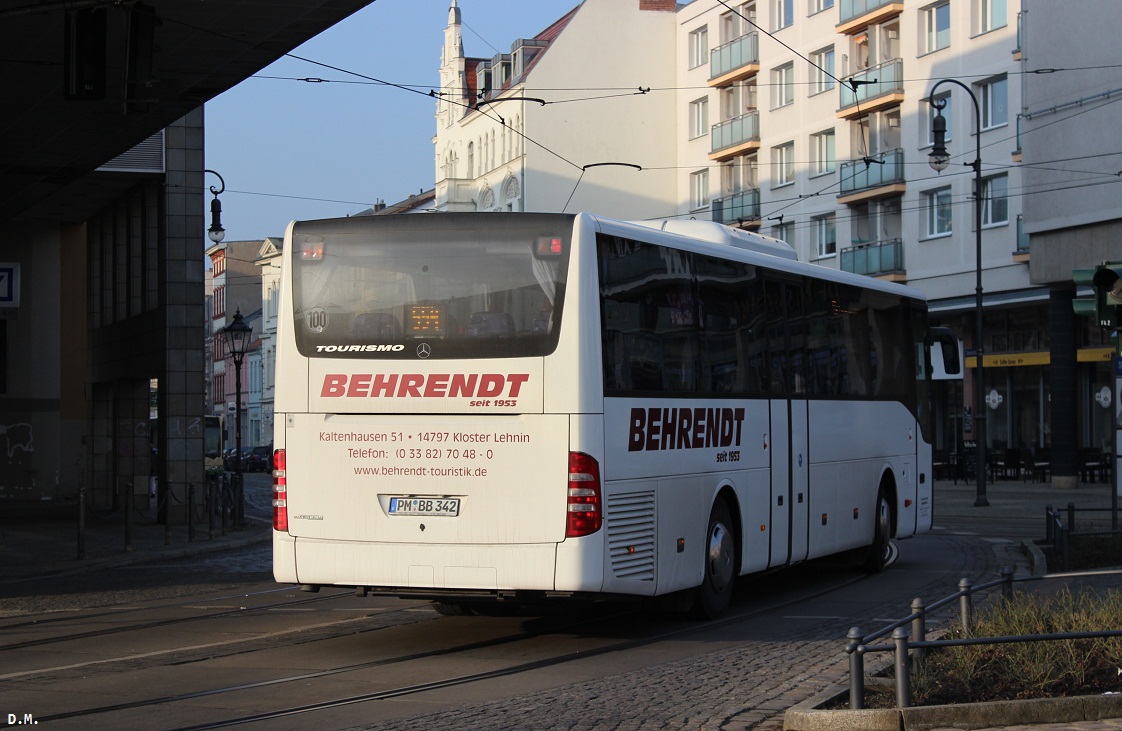 Der Mercedes-Tourismo der Firma Behrendt am 02.03.2014 in Brandenburg am Neustädtischen Markt.