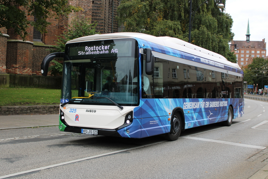 Der neue Iveco E-Way 12 m Niederflur von der Rostocker Straßenbahn AG am 19.09.2021 in der Rostocker Langen Str. 