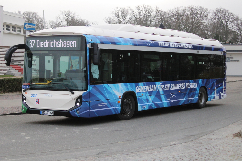 Der neue Iveco E-Way 12 m Niederflur von der Rostocker Straßenbahn AG als Linie 37 von Warnemünde Werft nach Diedrichshagen in Warnemünde-Seestr.22.12.2021