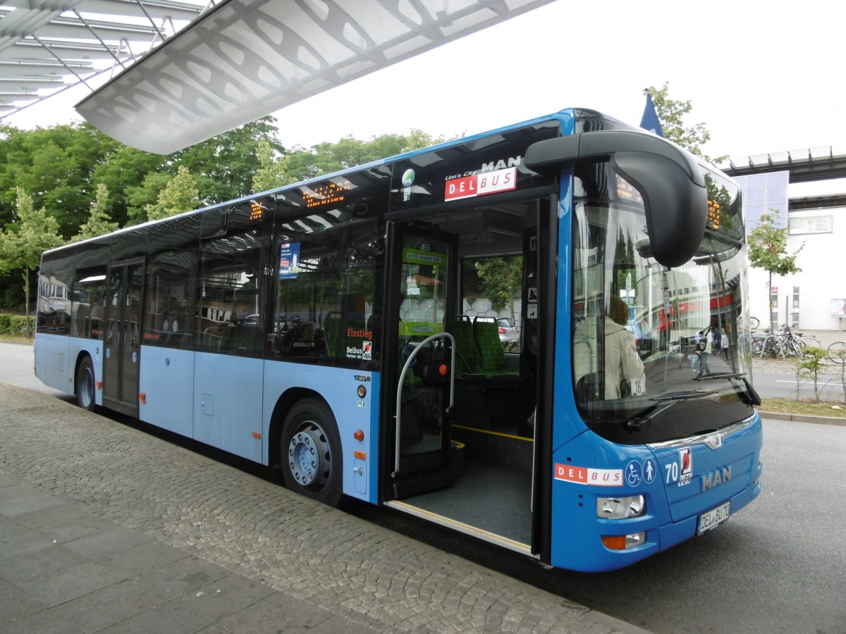 Der neue MAN NL293 Lion's City.Der neue MAN Wagen 70 ist der erste Bus der delbus mit einer Klimaanlage und ein etwas geändertes Innenleben.Die neuen Sitzbezüge sind ganz in grün gehalten,und die grünen LED Leuchten entlang am Fenster sorgen
für eine tolle Fahrt.Es gibt neue Anzeigen,die die nächsten 3 Haltestellen anzeigt.Der Bus läuft in Moment nur auf der Linie 204.

Am 16.7.15 wartet er auf seine Abfahrt nach Huchting zum Roland Center.