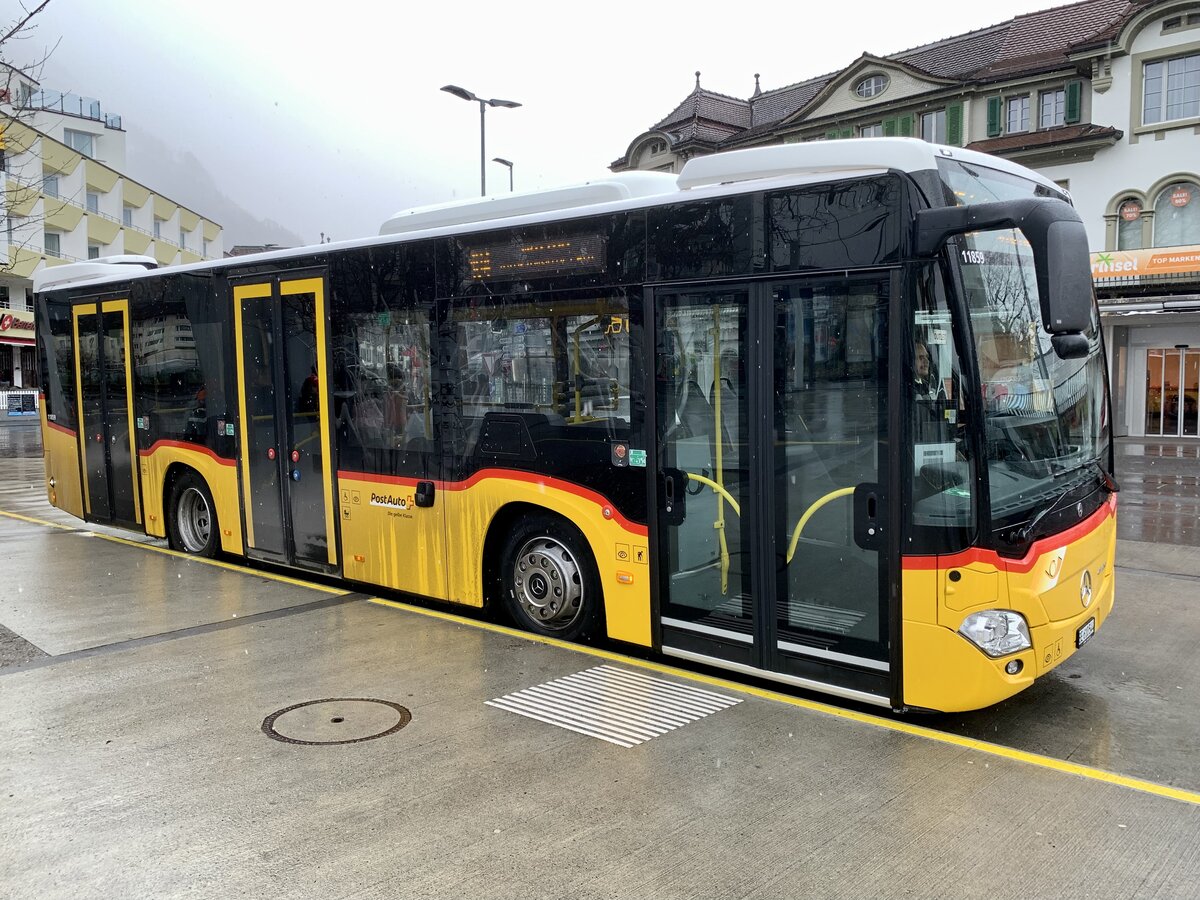 Der neue MB C2 K hybrid '11859' der PostAuto Regie Interlaken am 17.1.23 beim Bahnhof Interlaken West.