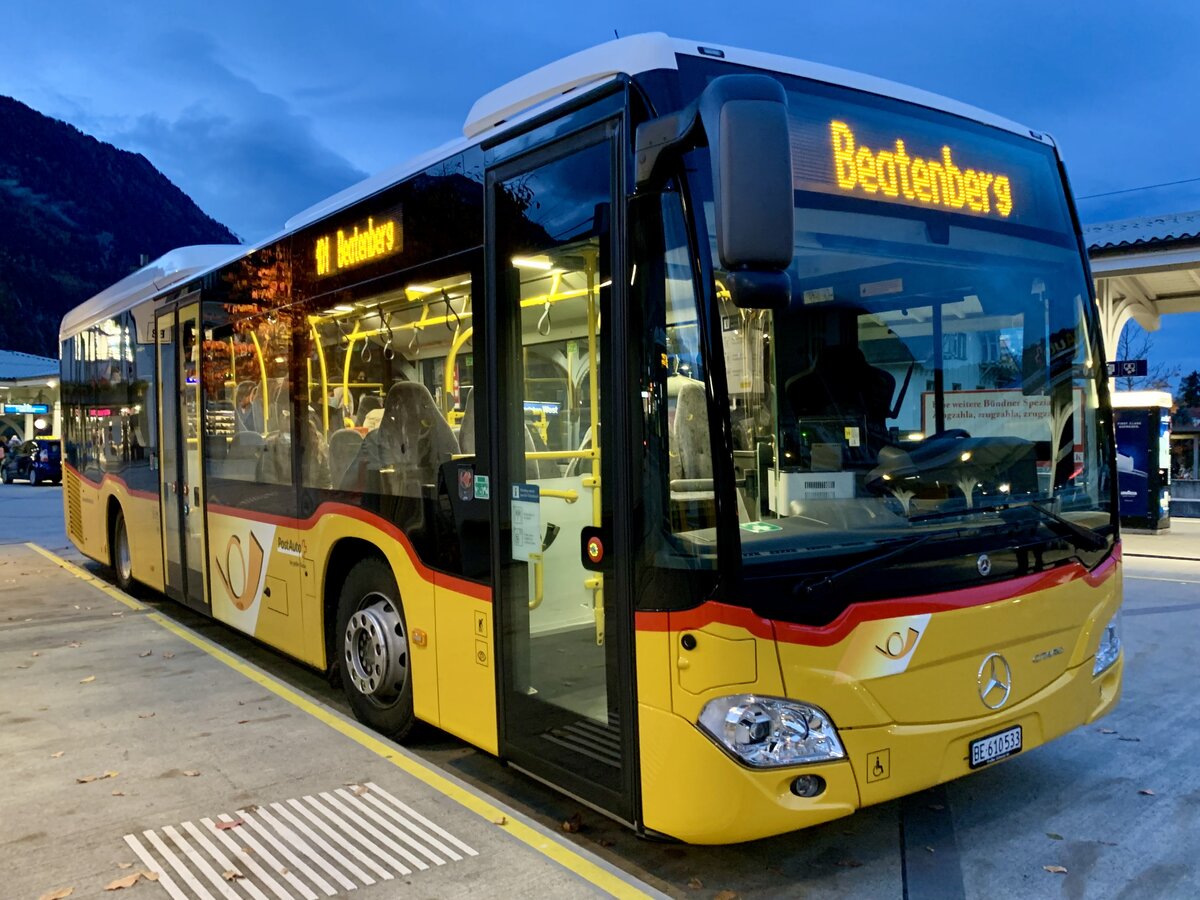 Der neue MB C2 LE Ü '11684'  BE 610 533  von PostAuto Regie Interlaken am 3.11.21 beim Bahnhof Interlaken West.