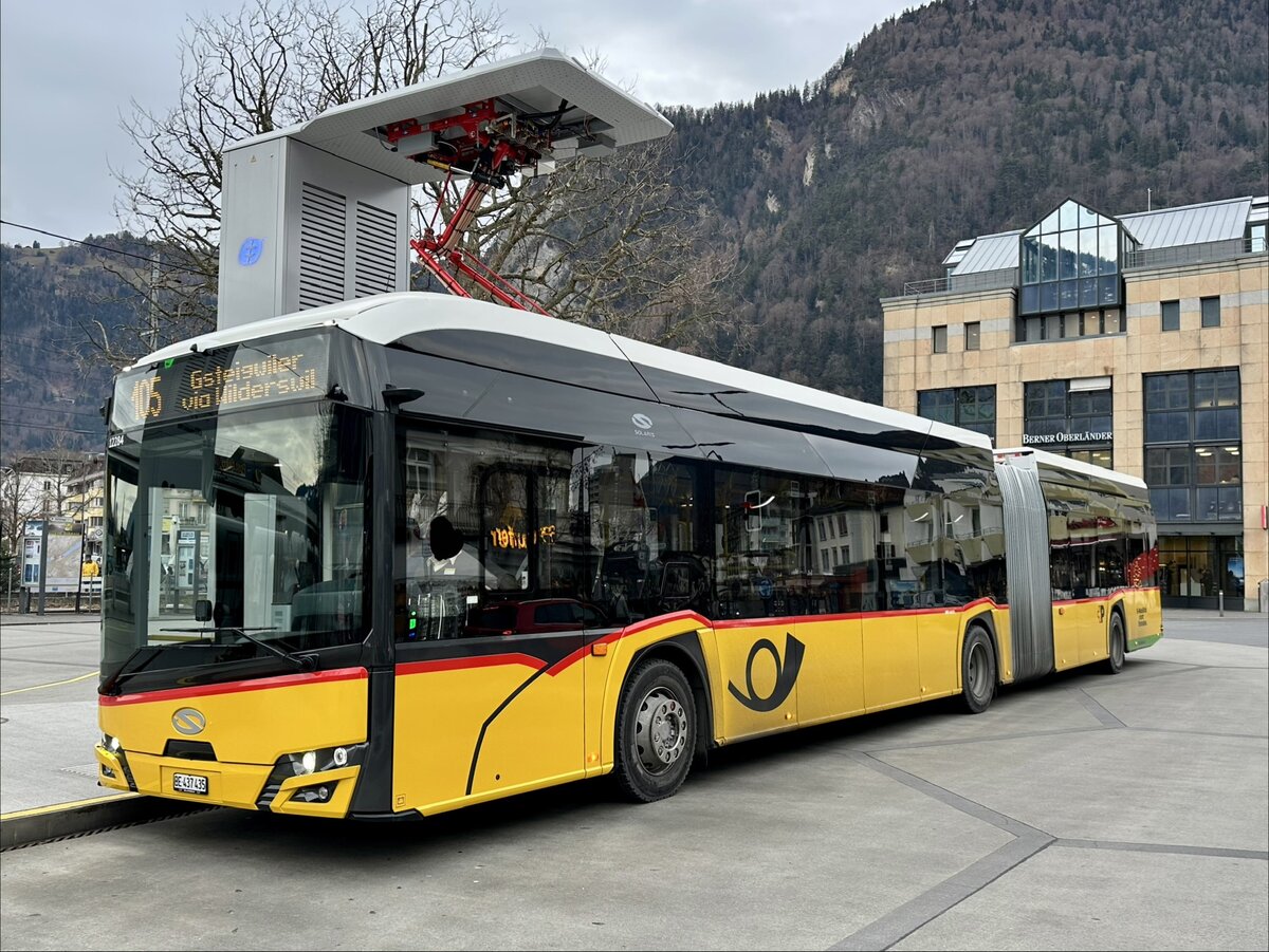 Der neue Solaris Urbino 18 IV Electric '12284'  BE 437 435  der Postauto Regie Spiez am 19.12.25 beim Bahnhof Interlaken West.