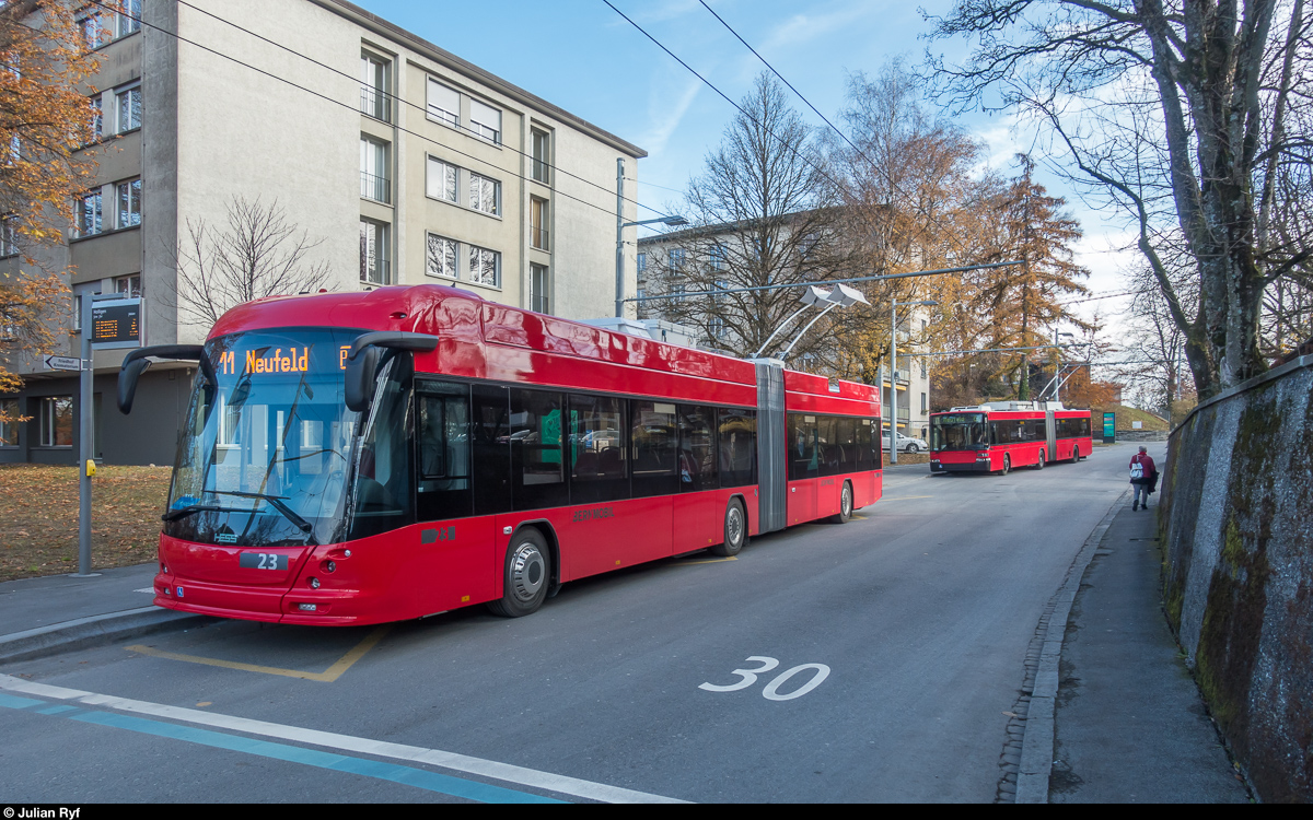 Der neue Swisstrolley 5 für Bern. Am 24. November 2017 ist BERNMOBIL Wagen 23 auf Testfahrt an der Endstation der Linie 11 in Holligen angekommen. Dahinter steht der reguläre Kurs der Linie 11 mit dem bald abzulösenden Wagen 18.