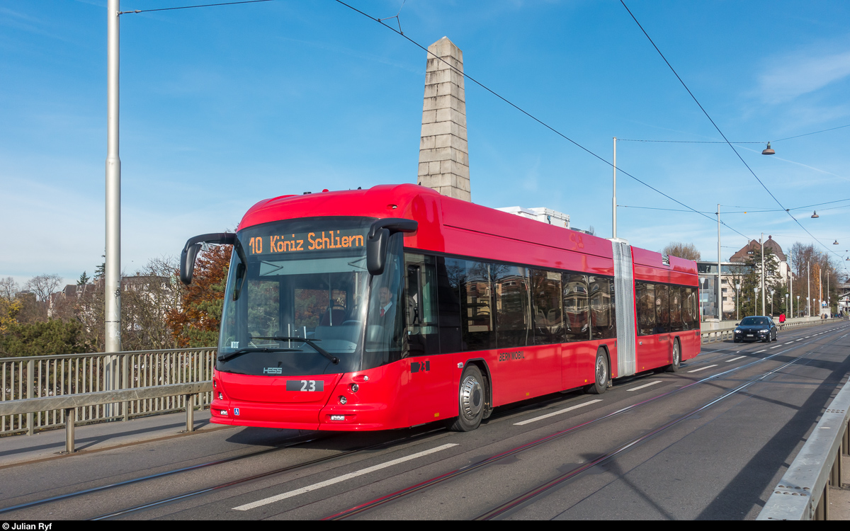 Der neue Swisstrolley 5 für Bern. BERNMOBIL Wagen 23 am 24. November 2017 auf Testfahrt auf der Kornhausbrücke. Die neuen Trolleybusse sind mit einer Batterie anstelle eines Dieselhilfsantriebs ausgerüstet. Damit können mit annähernd gleicher Leistung wie ab Fahrdraht bis zu 40 km ohne Oberleitung zurückgelegt werden, was vor allem zu grösserer Flexibilität im Störungsfall oder bei geplanten Umleitungen führt. Bisher mussten die Trolleybusse in solchen Fällen jeweils gegen konventionelle Gasbusse ausgetauscht werden.
Auf der Linie 10 werden die Trolleybusse im Fahrgastbetrieb aber trotz Batterie nicht anzutreffen sein.