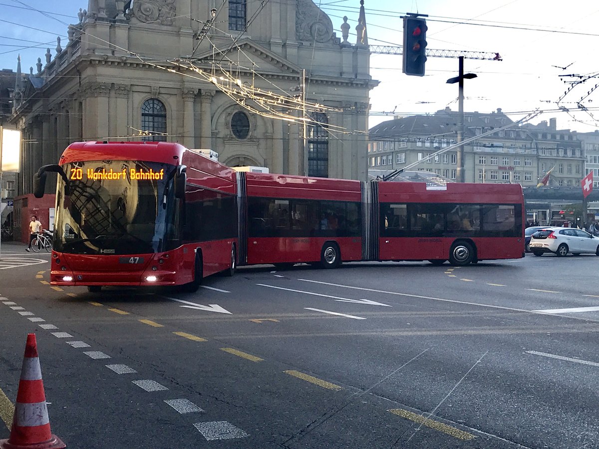 Der neuer DGT Nr. 47 von Bernmobil am 22.10.18 auf der Linie 20 beim Abfahren vom Bahnhofplatz.