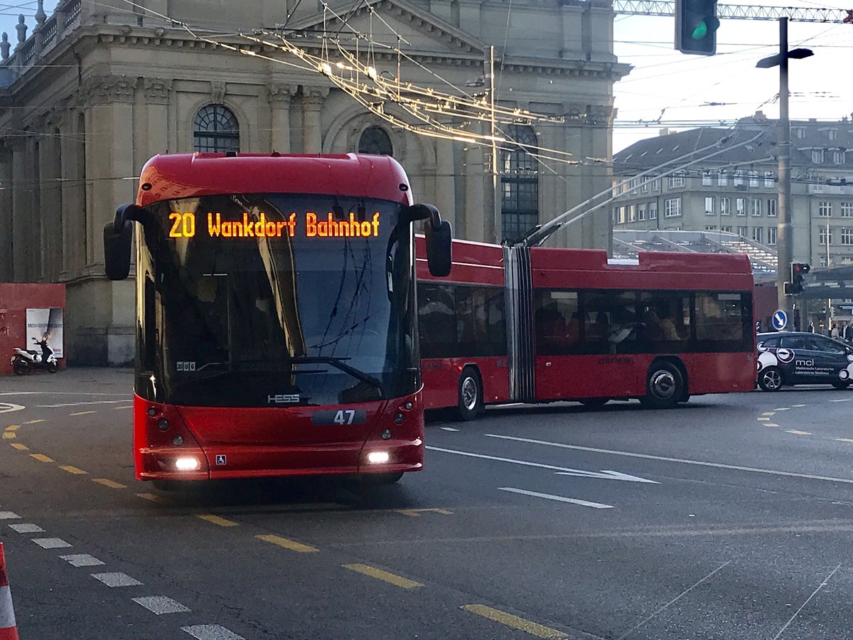 Der neuer DGT Nr. 47 von Bernmobil am 22.10.18 auf der Linie 20 beim Abfahren vom Bahnhofplatz.