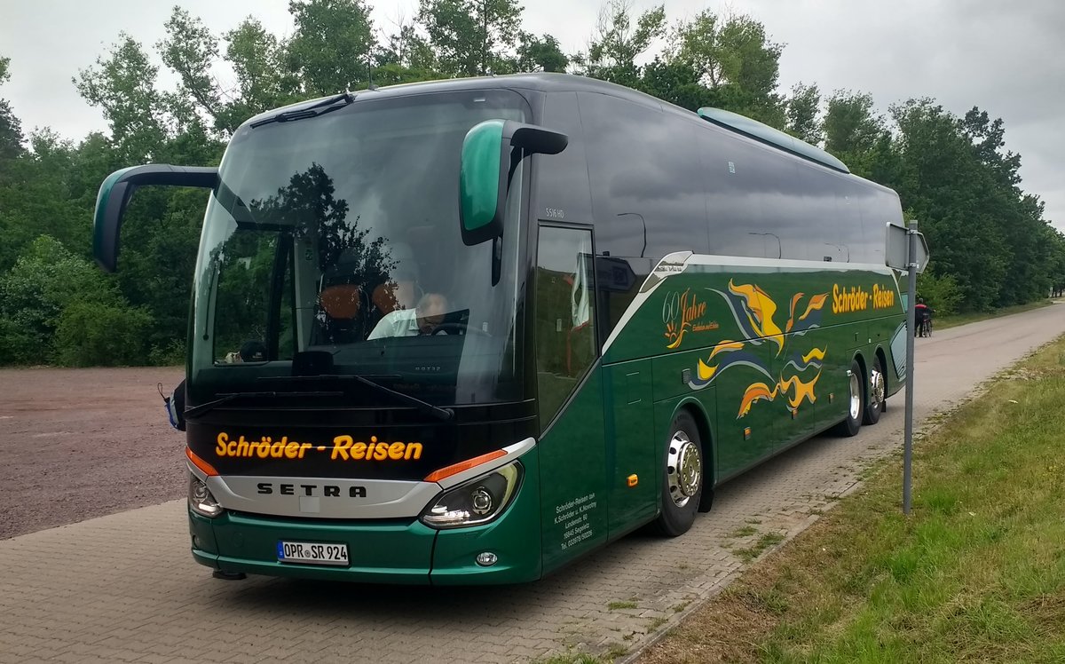 Der neuste Bus von Schröder Reisen 1 Woche alt am 15.7.2019 an der Trogbrücke bei Magdeburg
leider nur Handy Foto