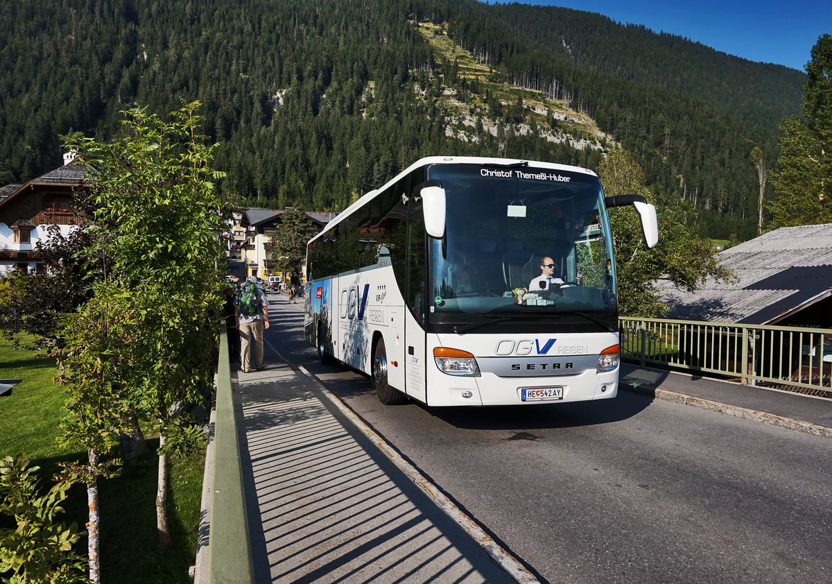 Der OGV-Geschäftsführer persönlich, fährt mit seinem SETRA S 415 GT-HD über die Seebrücke am Weißensee.
Aufgenommen am 10.9.2016.