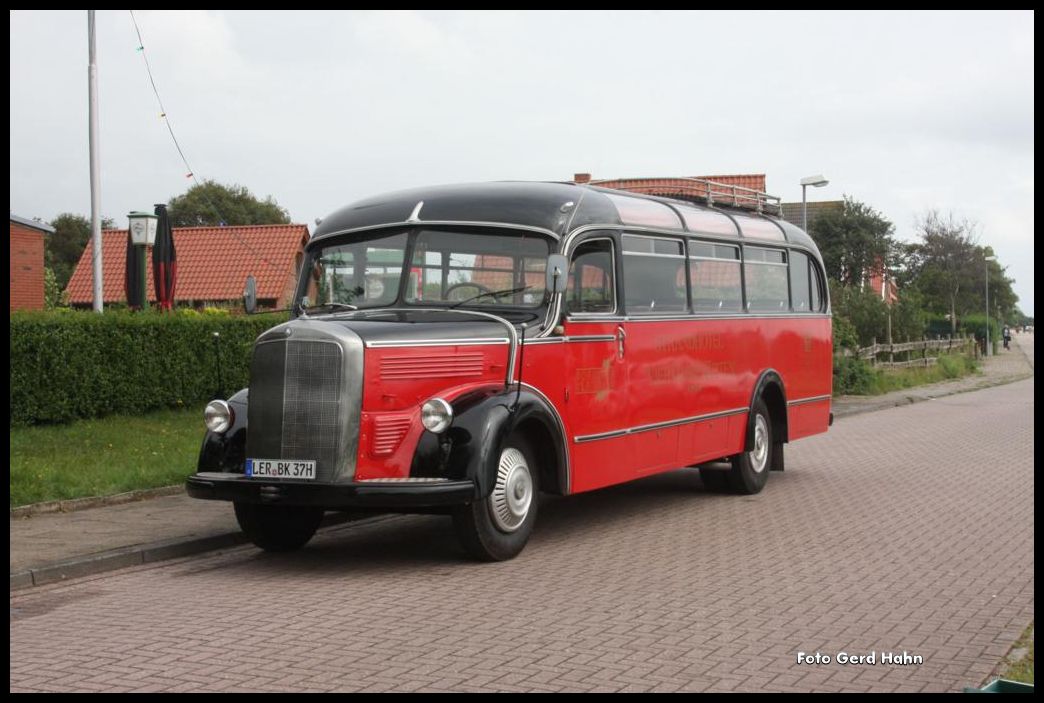 Der Oldtimer Rundfahrt Bus Mercedes 3500 der Borkumer Kleinbahn bei einer  Kaffeepause  beim Geflügelhof auf Borkum am 18.08.2015.