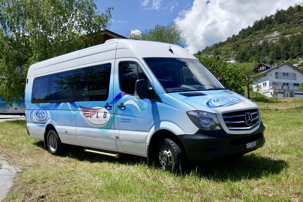 Der parkierte MB Sprinter 'VS 38028' der LLB am 16.6.19 beim Oberwalliser Tambouren und Pfeiferfest in Erschmatt.