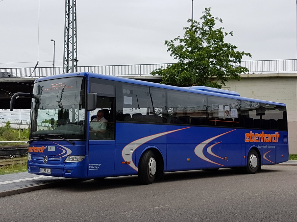 Der PF ER 133 von Eberhardt Reisen hat sich mal eine Pause gegönt. Gesichtet am 11.06.2019 am ZOB in Pforzheim.