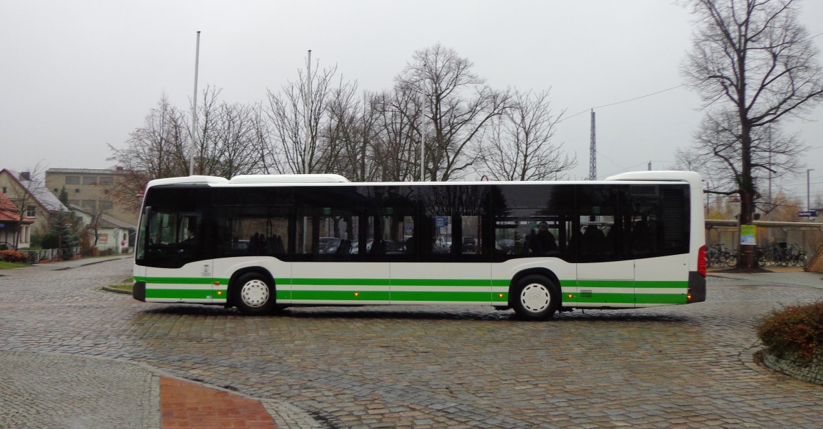 Der PM-E 244 ist einer der ersten 5 Mercedes-Benz O 530 III C2 Ü der Verkehrsgesellschaft Belzig und im ganzen Land Brandenburg, hier am 22.11.13 am Bad Belziger Bahnhof.
