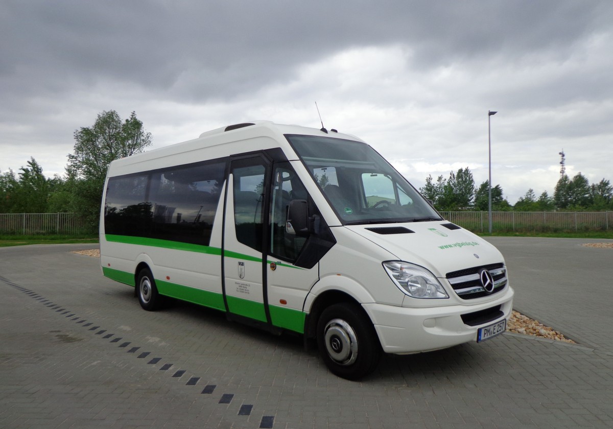 Der PM-E 257, der MB Sprinter Travel der VGB in Brandenburg bei der Friedrichshafener Str. am 14.05.14