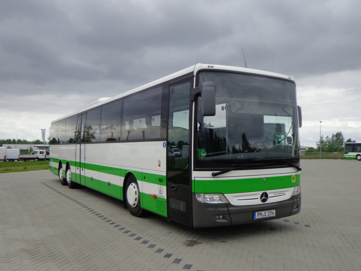 Der PM-E 294 vom Typ MB Integro L der VGB in Brandenburg bei der Friedrichshafener Str. am 14.05.14