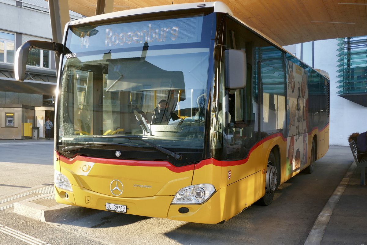 Der PostAuto MB C2 K '10902' der Regie Jura am 15.2.19 beim Bahnhof Delemont.