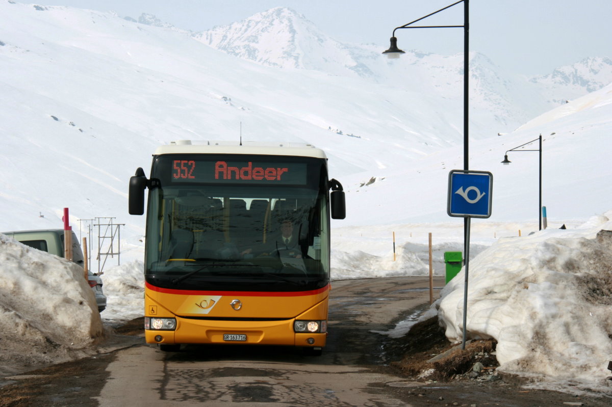 Der Postautokurs 90.552 Andeer - Juf ist aus zweierlei Gründen interessant. Zu einem ist Avers-Juv mit 2126 m Höhe das höchste Dorf in der Schweiz. Zum anderen war es der letzte Kurs der motorisiert wurde. Bis 1961 war hier die letzte Postkutsche in der Schweiz unterwegs. Ein Iveco Irisbus Crosway Postauto auf dem Kurs 90.552 Andeer - Juf bei der Einfahrt in Avers-Juf; 15.03.2014