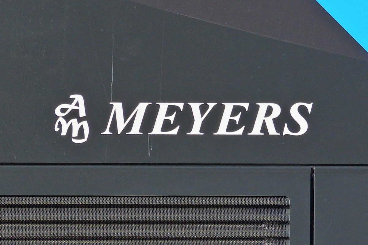 Der Schriftzug der Firma Armand Meyers. An diesem Schriftzug am Heck der Busse kann man bei den Einheitlich beklebten Busse sehen für welche Firma der Bus unterwegs ist. 