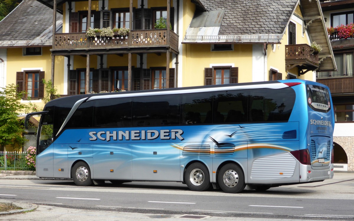 Der Setra 515 HDH (SO 21723) in Traunkirchen am Traunsee, Oesterreich, Schneider Reisen und Transport AG, Langendorf, Aufgenommen am 18. August 2015