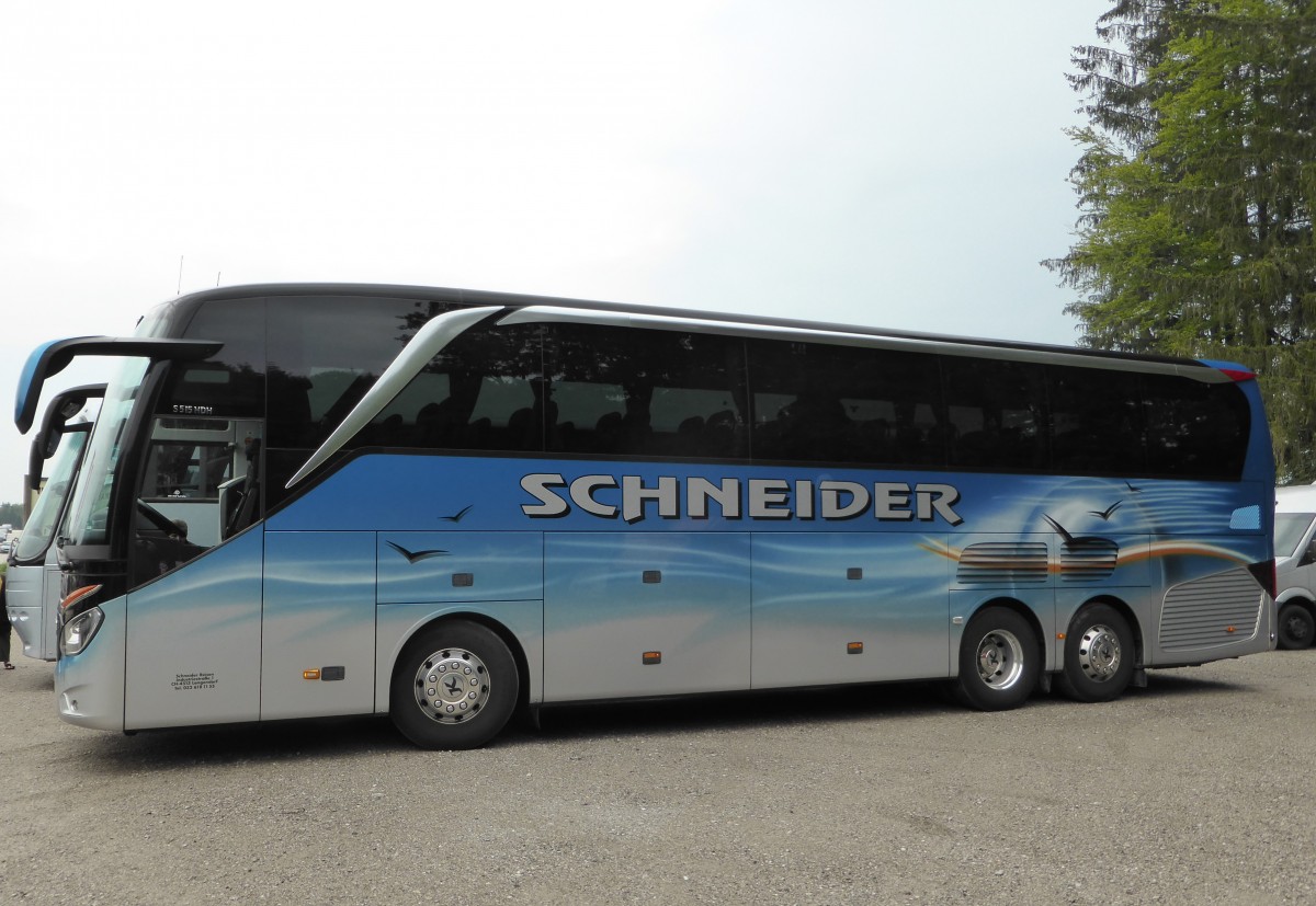 Der Setra 515 HDH (SO 21723) beim Gut Aiderbichl, Oesterreich, Schneider Reisen und Transport AG, Langendorf, Aufgenommen am 20. August 2015