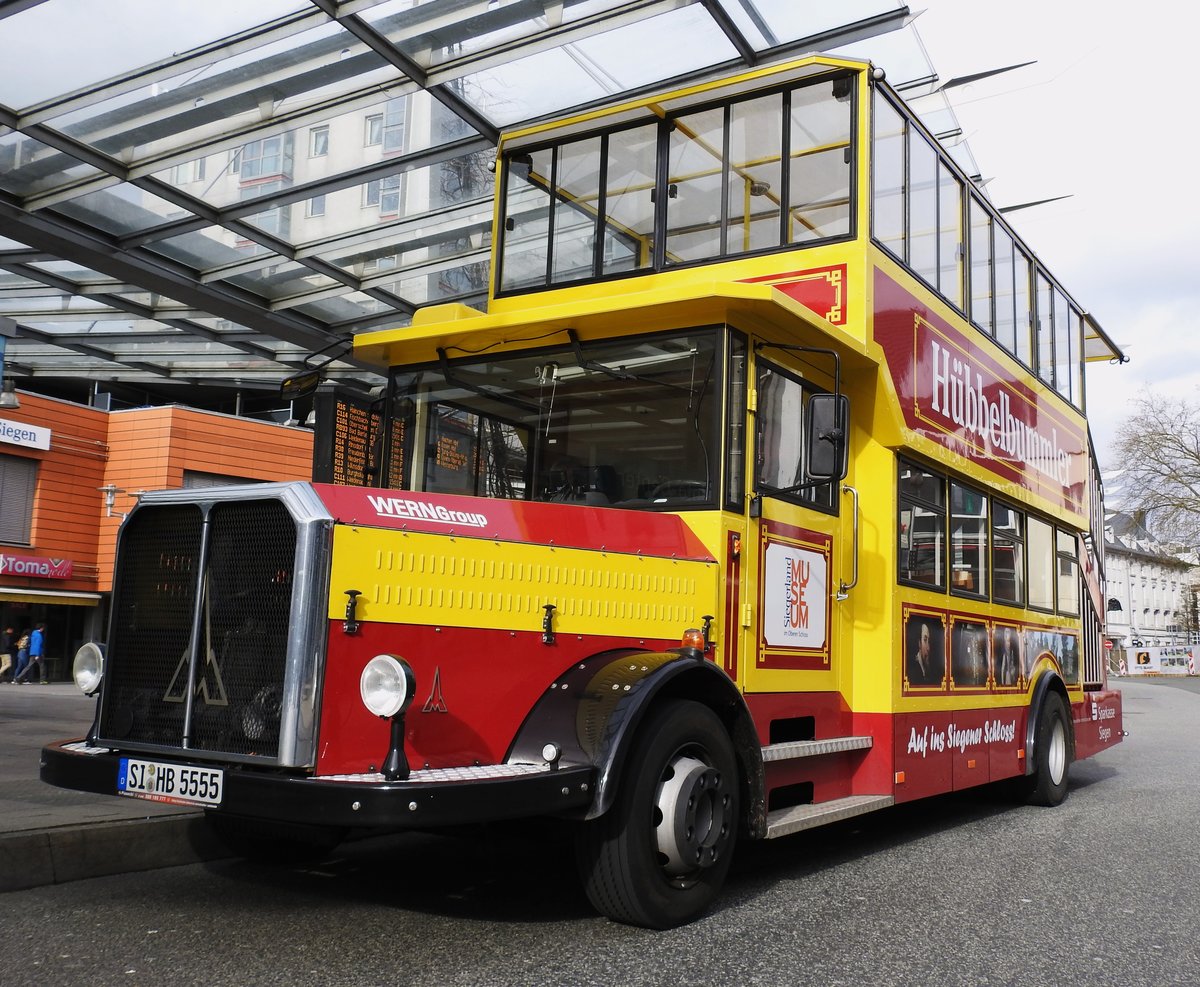 DER SIEGENER  HÜBBELBUMMLER -SONDERBUS AUF MAGIRUS-BASIS
Noch einmal der Siegener  HÜBBELBUMMLER ,ein uriges Sonderfahrzeug auf
MAGIRUS-Basis,hier im ZOB/Bahnhofsplatz,von wo aus er die Oberstadt auf einem
der 7/8 Hübbel(Hügel)Siegens ansteuert oder für Sonderfahrten gebucht werden
kann....am 5.3.2020